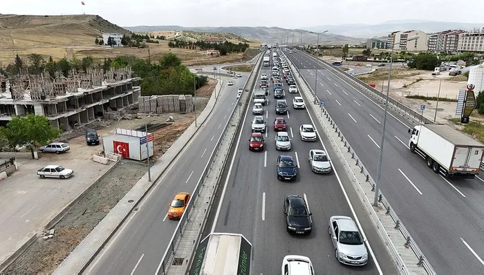 1718372637707.jpeg Kırıkkale'deki kilit kavşakta Kurban Bayramı yoğunluğu! 43 ilin geçiş noktasında kilometrelerce kuyruk - 1