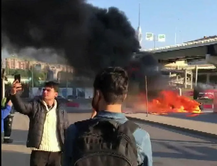 Son dakika: Kadıköy’de cip alev alev yandı - 2
