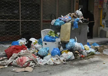 İzmir'de yine çöp dağları oluştu