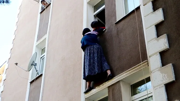 Erzurum'da korku dolu anlar! Pencereden atlamak isteyen annesini son anda yakaladı - 5