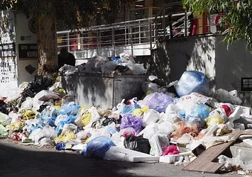 Buca'da çöp yığınları vatandaşı isyan ettirdi: Nefes alamıyoruz