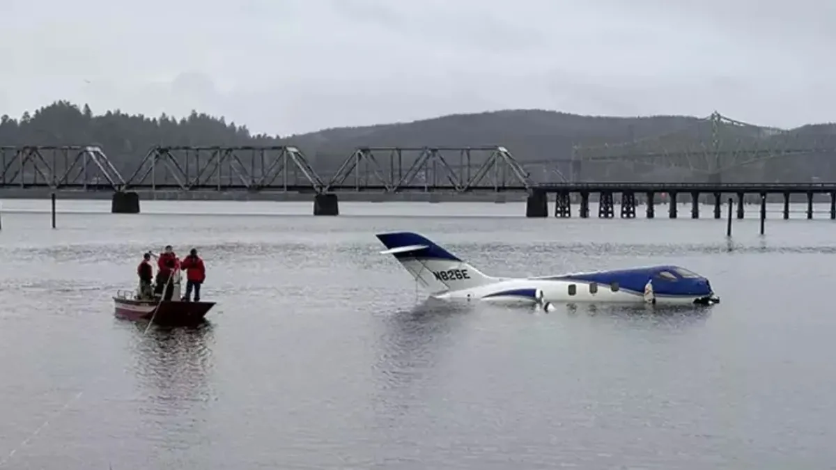 ABD'de bir uçak pistten kayarak suya düştü