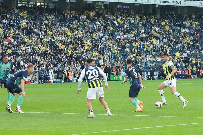 Fenerbahçe evinde çok farklı! Sarı lacivertliler yarışa devam dedi