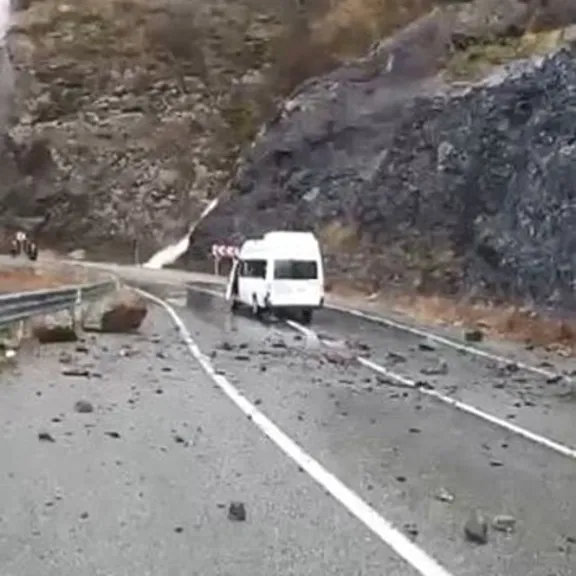 Artvin’de facianın eşiğinden dönüldü! Kayalar ok gibi saplandı