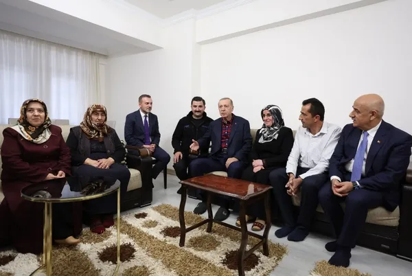 Başkan Erdoğan ’Çayınız var mı’ dediği Artvinli ailenin evine misafir oldu