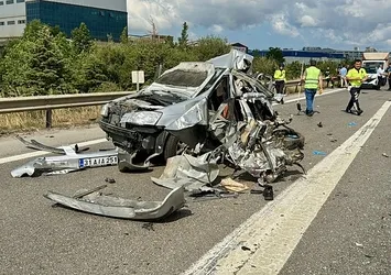 TEM'de korkunç kaza! Araç kağıt gibi ezildi: 2'si ağır 3 yaralı