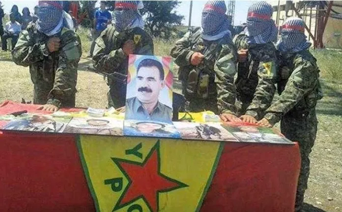 suriyeli-kurt-siyasetci-pkkypgye-resti-cekti-ulkede-varliginizi-istemiyoruz-1735118702141.jpg YPG'li teröristler yemin törenindeyken (Arşiv)