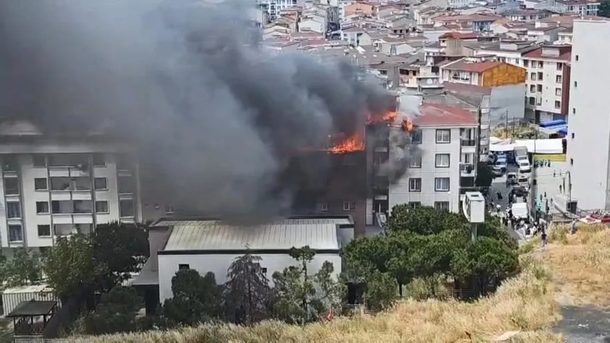 Esenyurt'ta korkutan yangın! 4 binanın çatısı alevlere teslim