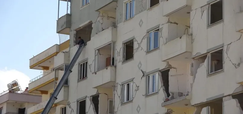 Canlarını hiçe sayarak ağır hasarlı binalara giriyorlar! Yer: Kahramanmaraş