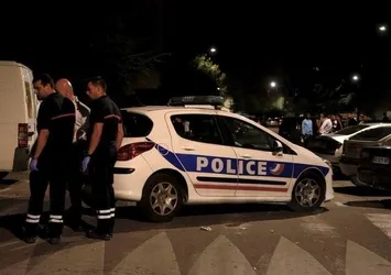 Fransa'da cami önünde silahlı çatışma