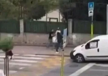 İstanbul'un ortasında dehşet anları! Önüne geleni rastgele bıçakladı