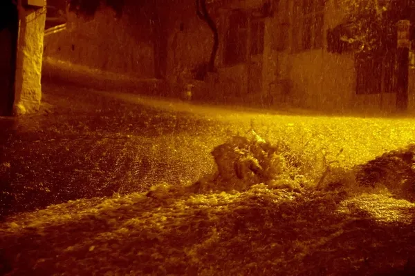 Muğla'da hayatı felç eden dolu! Rögarlar patladı evleri su bastı - 2