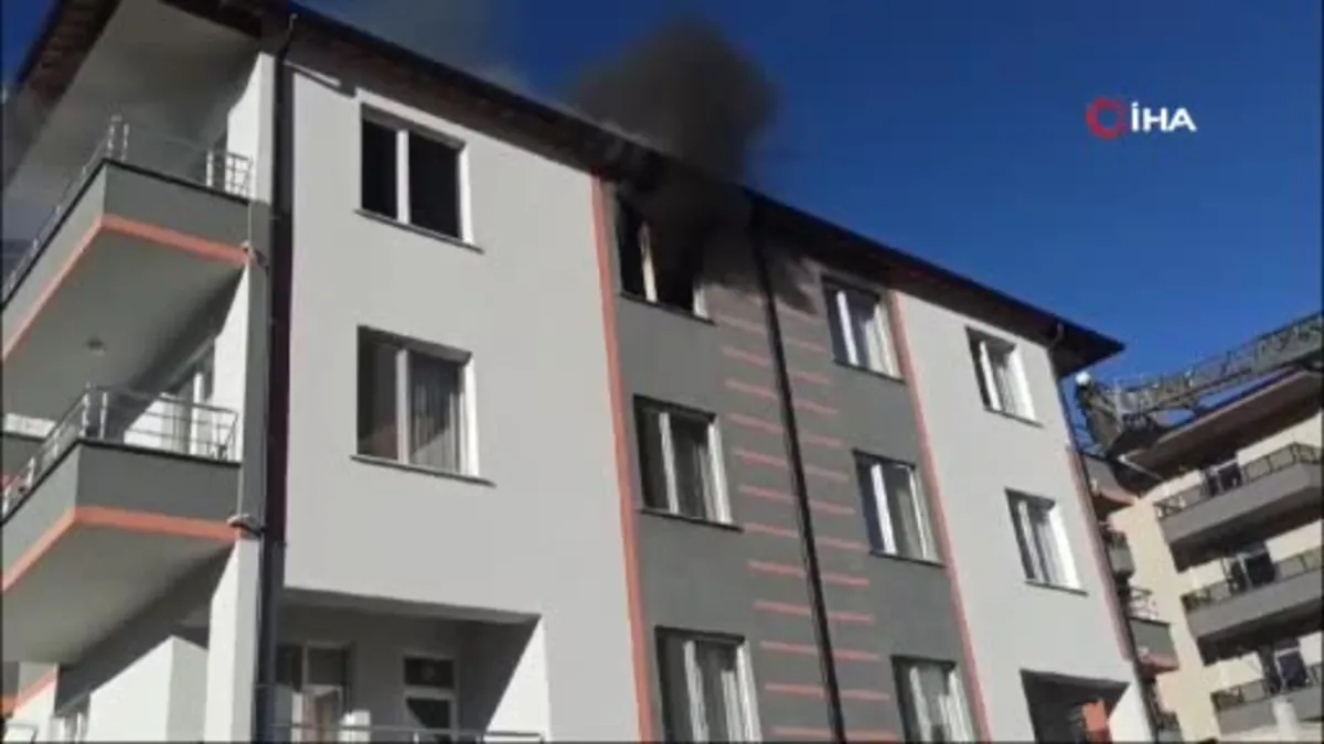 Konya'da apartmanda yangın paniği kamerada