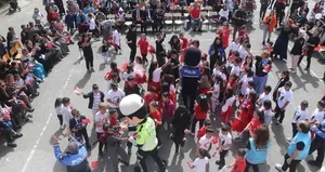 Samsun’da büyük coşku! Polisler 23 Nisan’ı çocuklarla kutladı