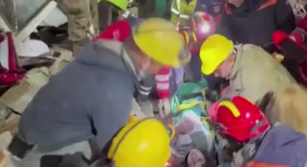 1676274457635.jpg Hatay'daki enkazdan 162 saat sonra kurtarılan Ayşe'den duygulandıran sözler! En büyük asker bizim asker - 3