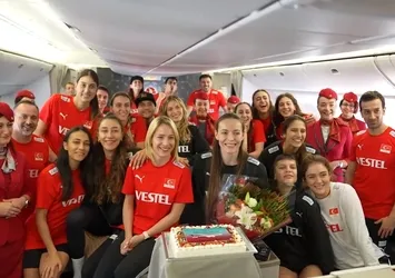 THY'den A Milli Kadın Voleybol Takımı'na uçakta sürpriz kutlama