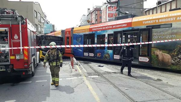 Son dakika: İstanbul Sultangazi'de tramvay raydan çıktı! İETT otobüsüyle çarpıştı - 2
