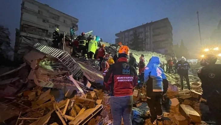 Depremden saatler sonra mucize kurtuluşlar! Umutlu bekleyişler sürüyor