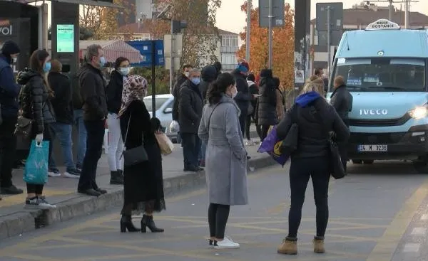 Koronavirüs vakalarının en çok görüldüğü İstanbul'da toplu ulaşımda yine yoğunluk - 4