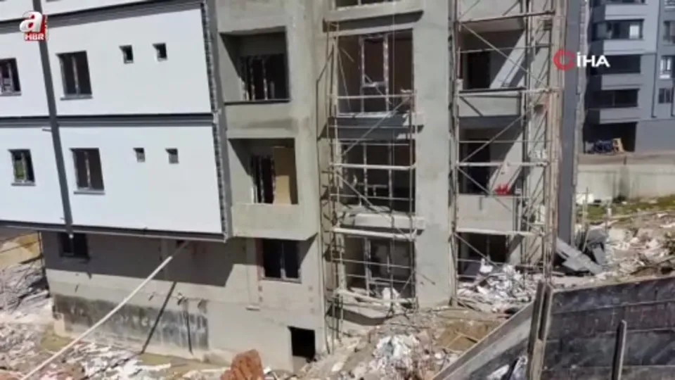 İnşaattan düşen işçi ölümden döndü