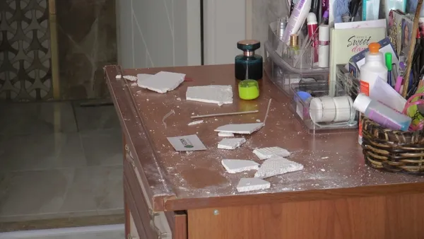 kayseride-dehsete-dusuren-olay-tavan-cocugun-uzerine-coktu-1655212559884.jpg Kayseri’de dehşete düşüren olay! Evin tavanı çocuğun üzerine çöktü - 5