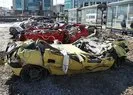 Milyonluk otomobiller depremde kağıt gibi ezildi!