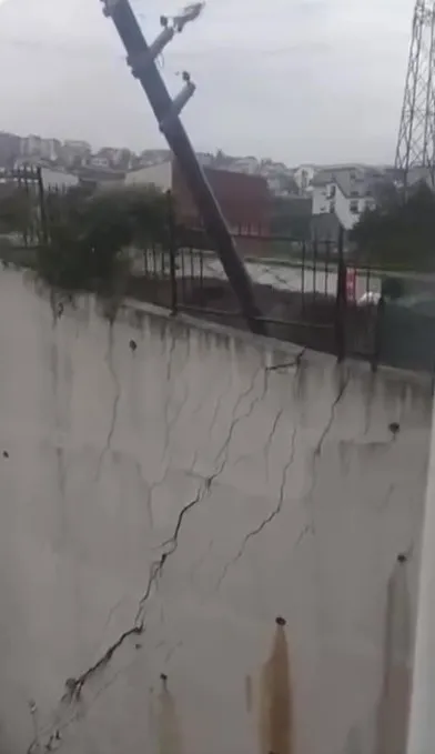 kocaelide-dev-istinat-duvari-yerle-bir-oldu-cokme-ani-kamerada-1792093168114.jpg Kocaeli'de dev istinat duvarı yerle bir oldu! Çökme anı kamerada - 1