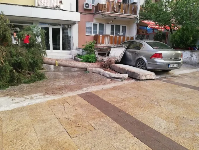 Denizli’de 5 dakikalık kum fırtınası yıktı geçti - 4