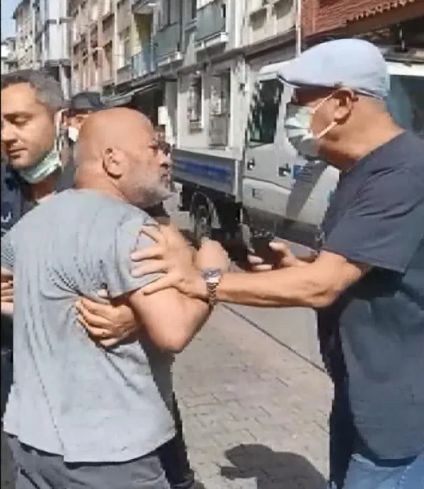 1625229525347.jpg Zabıtayla esnaf arasında arbede çıktı! Vatandaş CHP'li belediyeye isyan etti: Müşterinin önünden masalar kırılarak alındı - 2