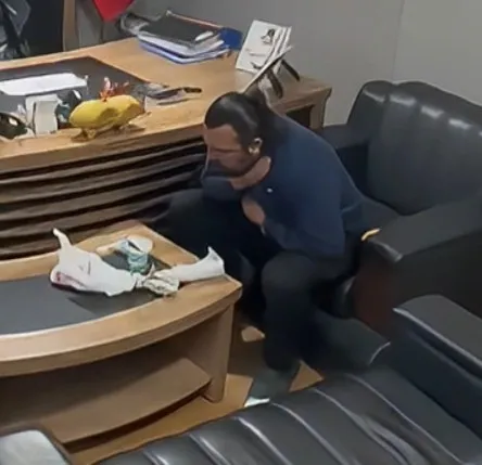 hayat-kurtaran-bilgi-yalnizken-bile-pes-etmedi-heimlich-ile-gelen-kurtulus-1770711417889.jpg Hayat kurtaran bilgi! Yalnızken bile pes etmedi: Heimlich ile gelen kurtuluş - 1