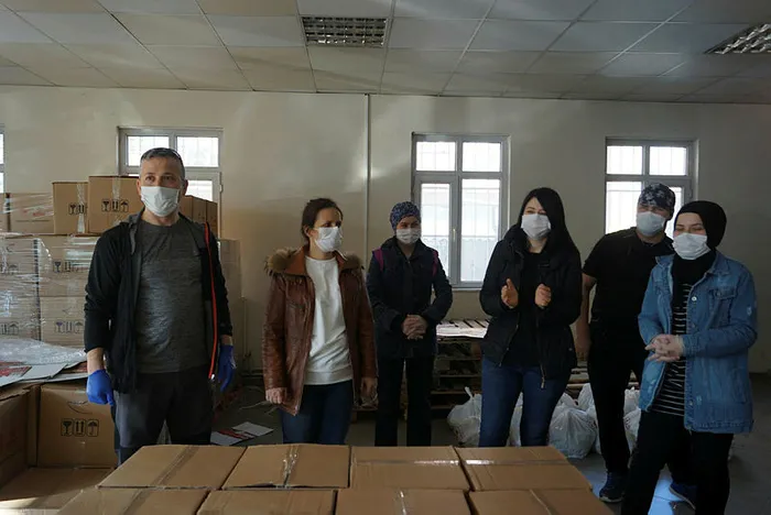 Bursa’da sağlık çalışanları ihtiyaç sahibi ailelere yardım eli uzattı