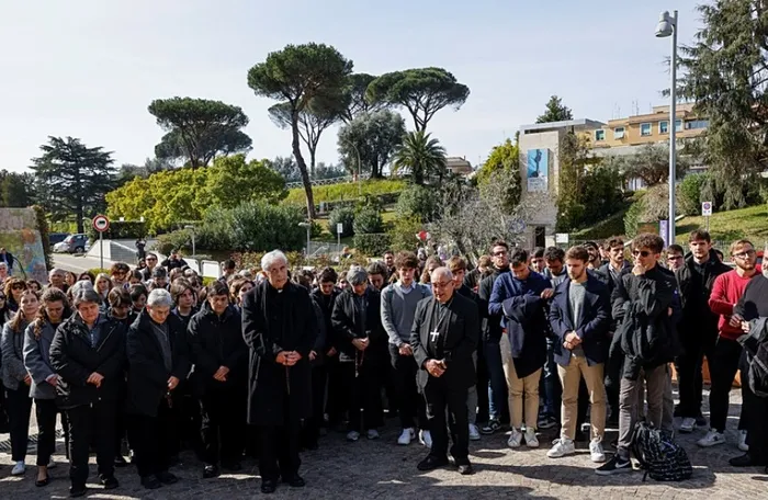vatikandan-papanin-sagligina-iliskin-flas-aciklama-durumu-kritik-1740384628668.jpg Gemilli Hastanesi önü (AFP)