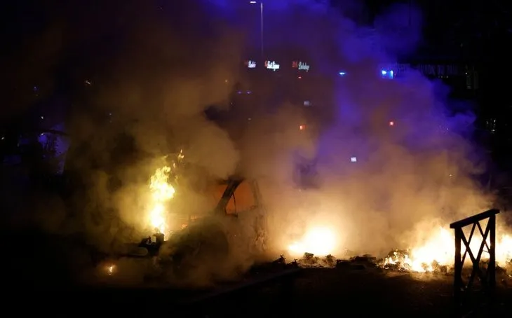Fransa’da büyük isyan! Araçları alev topuna çevirdiler! 5 günlük sokağa çıkma yasağı