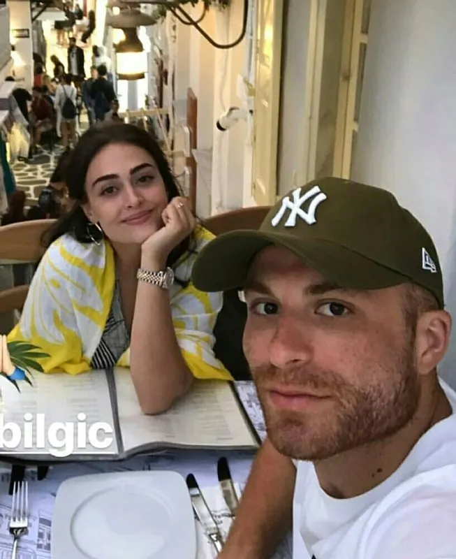 Esra Bilgic Ten Yeni Bosanan Gokhan Tore Avm De Baskasiyla Goruntulenince