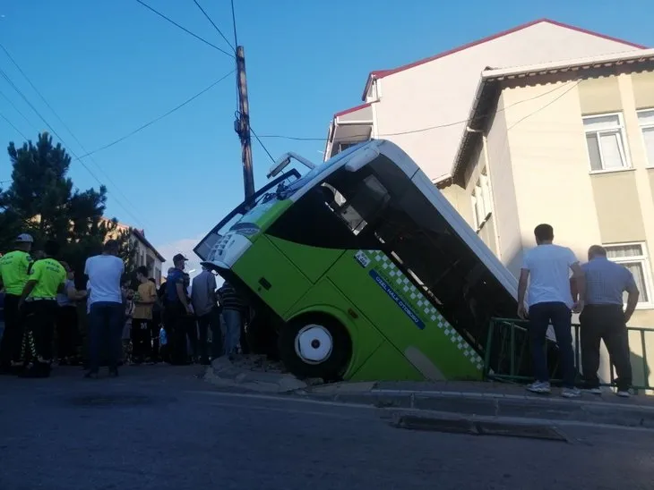 Kocaeli'de yolcu dolu otobüs böyle uçtu!  Ortalık savaş kapısından döndü