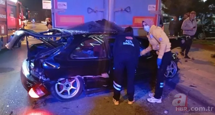 Park halindeki TIR'ın altına giren otomobilde can pazarı 3