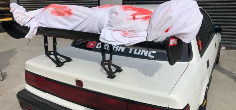 Bu arabayı gören polisi arıyor! Kanlı kefenli araç polisi alarma geçirdi