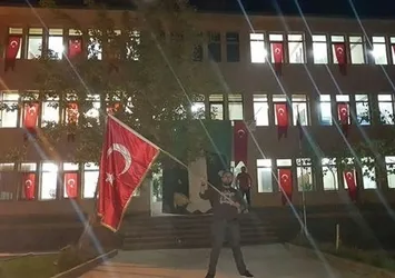 Yeni atanan kayyum belediye binasını Türk bayrakları ile donattı