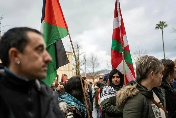 1937’de bombalanan Guernica kasabasında binlerce kişi Filistin için tek yürek! Dünya ve tarih, yeni bir Guernica’yı kabul etmemeli