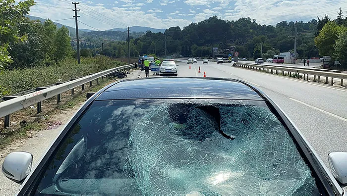 Yasağa rağmen 'U' dönüşü yapan motosikletin sürücüsü kazada öldü - 1