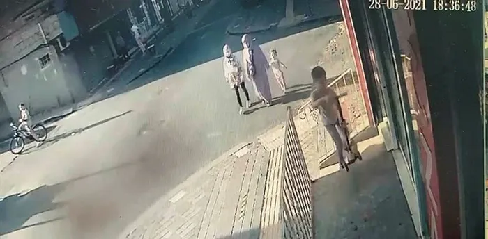 İstanbul Güngören'de balkon çöktü! Anne ve 3 çocuğu ölümden böyle döndü - 1