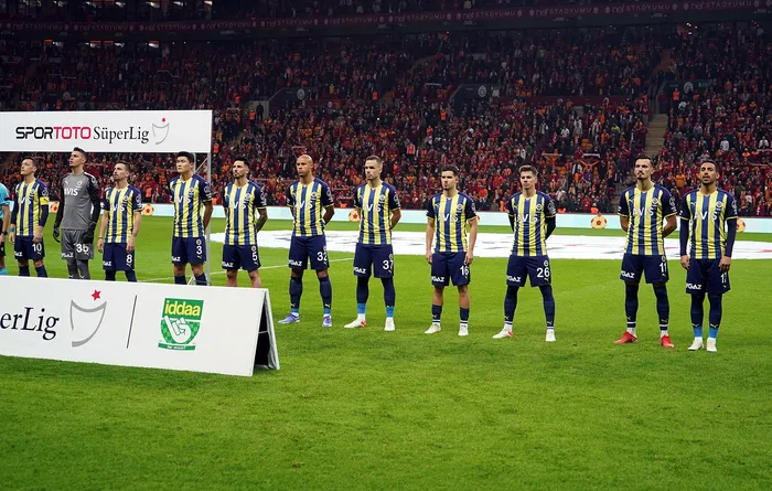 Galatasaray 3 Fenerbahçe ise 6 değişikle derbiye çıktı