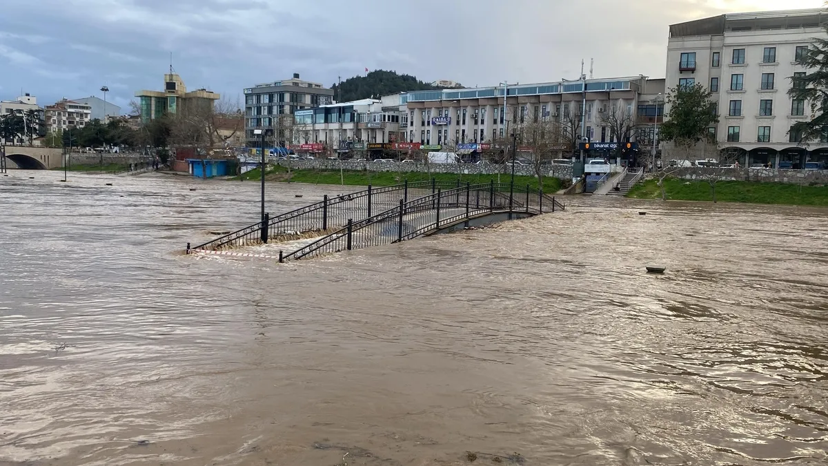 Çanakkale’de Kocabaş Çayı taştı! Otopark sular altında kaldı