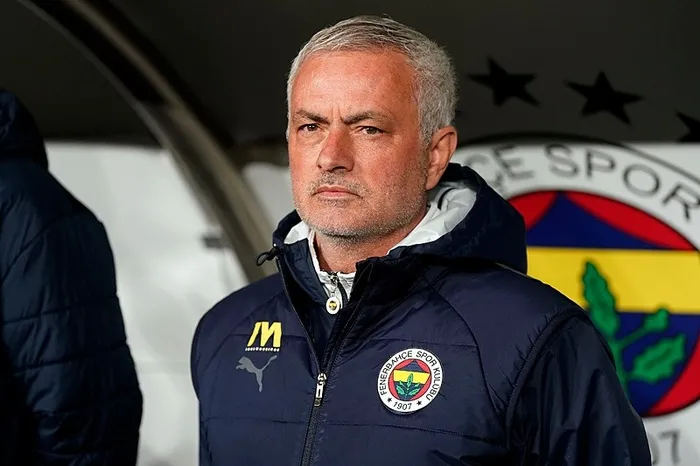 fenerbahcede-mourinho-donemi-sona-erdi-mourinho-fenerbahceden-ne-kadar-tazminat-alacak-1756456081199.jpeg Jose Mourinho Fenerbahçe'nin hocası olarak 62 maça çıktı. (A Haber arşiv)