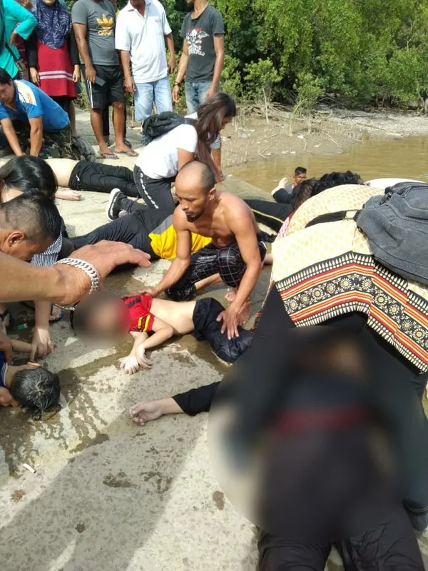 Malezya Sarawak'ta korkunç olay! Araba feribottan düştü: 1'i bebek 9 ölü - 3