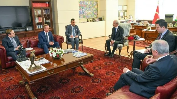 abd-buyukelcisi-jeff-flakein-kemal-kilicdaroglu-ziyareti-neyin-isareti-baskan-recep-tayyip-erdoganin-cikisi-bl-1680602882509.jpeg ABD Büyükelçisi Jeff Flake'in Kemal Kılıçdaroğlu ziyareti neyin işareti? Başkan Recep Tayyip Erdoğan'ın çıkışı Bloomberg'i rahatsız etti - 6
