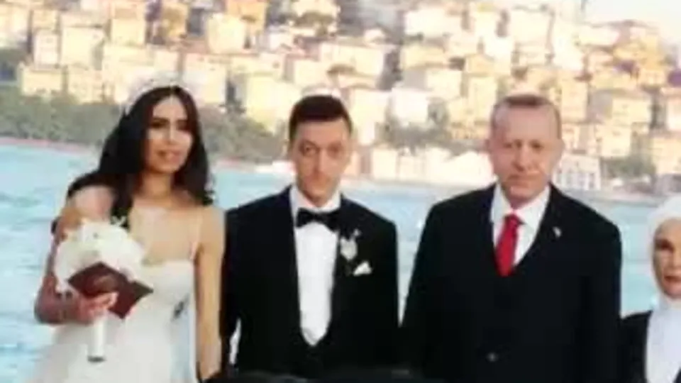 Mesut Özil Amine Gülşe evlendi! Başkan Erdoğan nikah şahidi oldu | Video