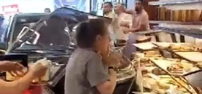 İstanbul'da korkunç kaza! Kontrolden çıkan cip pastaneye daldı | O anlar kamerada