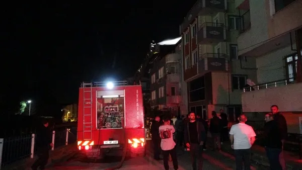 kocaelide-dehset-veren-yangin-4-katli-apartmanin-catisi-alev-alev-yandi-1684276517332.jpg