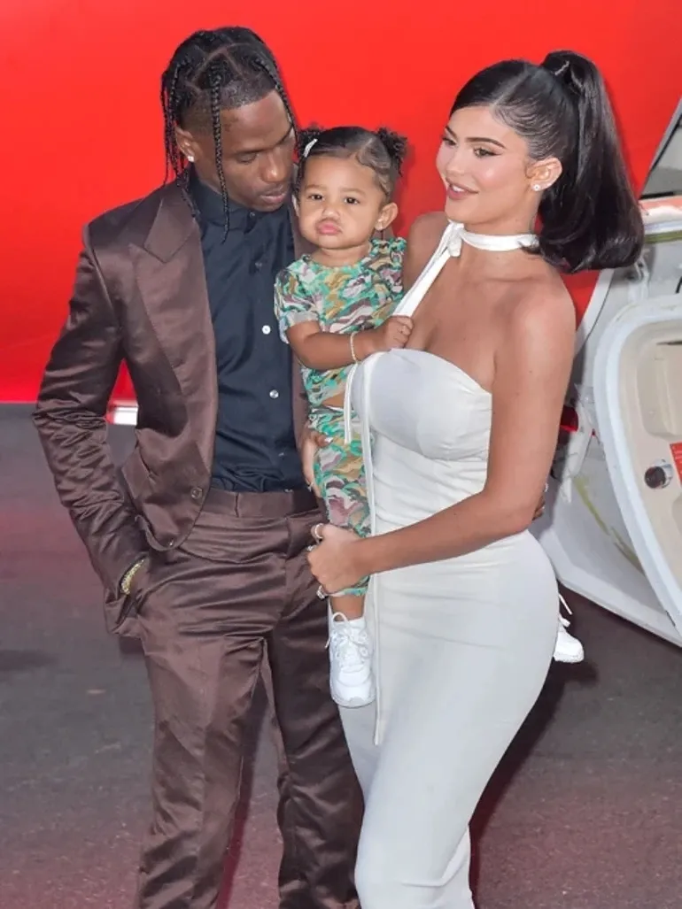 kylie-jennerdan-korkutan-itiraf-uyandigimda-yuruyemiyordum-1778912702717.jpeg Kylie Jenner’dan korkutan itiraf: "Uyandığımda yürüyemiyordum" - 2